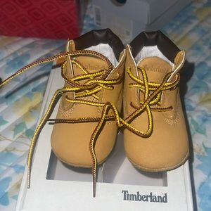 BOYS TIMBERLAND CRIB BOOTIE WITH HAT SET INFANT
